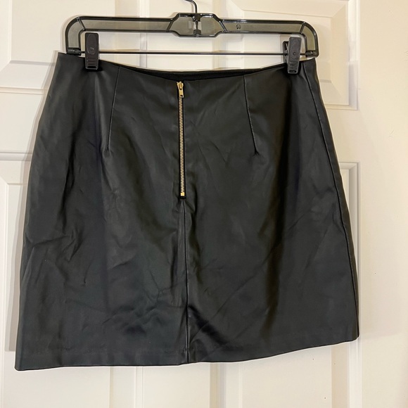FAUX LEATHER SKIRT FROM ALTARD STATE. MEDIUM BLACK. - Picture 2 of 3